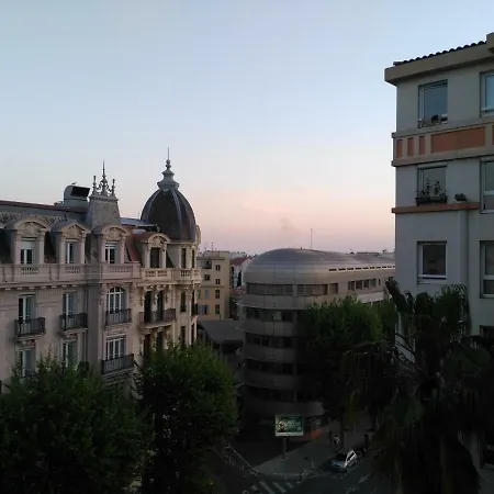 公寓 A & H Homes *